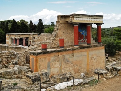 Την Κνωσό ανακάλυψε πρώτος ο Ηρακλειώτης έμπορος Μίνωας Καλοκαιρινός!  Ήταν αρχαιολάτρης, αλλά σταμάτησε για να μην πέσουν τα αρχαία στα χέρια των Τούρκων. Τη σκυτάλη και τη δόξα πήρε τελικά ο Έβανς