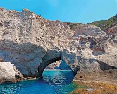 Το κυκλαδονήσι με τις σπηλιές και το υπέροχο γαλάζιο. Πρώτος το θαύμασε ο Μαρκήσιος Νουαντέλ και μετά το λεηλάτησε. Οι σταλαγμίτες του κοσμούν της προθήκες του μουσείου Ερμιτάζ