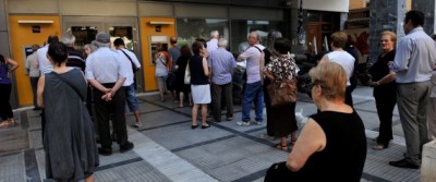 Le Monde: Από τις κρίσεις πανικού και την κατάθλιψη στην υποδειγματική ηρεμία των Ελλήνων στις ουρές των ATM