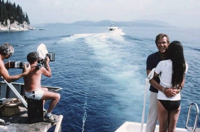 Ο Ρότζερ Μουρ αγκαλιάζει την Καρόλ Μπουκέ στην Κέρκυρα και στη συνέχεια βουτά στη θάλασσα όπου έρχεται αντιμέτωπος με καρχαρία! Τα γυρίσματα του θρυλικού Τζέιμς Μποντ στην Ελλάδα