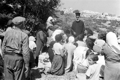 Τρομαγμένοι νησιώτες προσεύχονται μετά τον φονικό σεισμό 7,5 ρίχτερ στη Σαντορίνη. Γιατί ο Καραμανλής δήλωσε: «Δεν ήταν σεισμός. Ήταν σωσμός» (βίντεο)