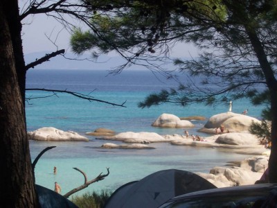 Η εξωτική παραλία της Χαλκιδικής με τα εντυπωσιακά λευκά βράχια και τα γαλαζοπράσινα νερά. Την προτιμούν οι κατασκηνωτές και οι γυμνιστές, ενώ φημίζεται για τα «γλυπτά» βράχια της