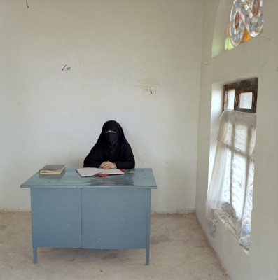 Yemen, bureaucracy, (c) Jan Banning 2006. Yemen-03/2006 [Man., NAG (b. 1969)] Nadja Ali Gayt (b. 1969) is an adviser at the Ministry of Agriculture s education center for rural women in the district of Manakhah, Sana Governorate. Monthly salary: 28,500 rial ($ 160, euro 110). Yemen-03/2006 [Man., NAG (b. 1969)] Nadja Ali Gayt (b. 1969) is consulente op een opleidingscentrum voor plattelandsvrouwen, onderdeel van het ministerie van Landbouw, in het district Manakhah, gouvernorate Sana. Maandsalaris: 28,500 Rial (110 euro, 160 $).