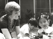 Η Τζούλια Άντριους με τα δυο υιοθετημένα παιδιά της από το Βιετνάμ