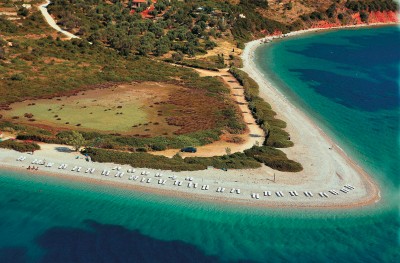 Το νησί με το μοναδικό θαλάσσιο πάρκο της χώρας. Πευκόφυτο, με γαλαζοπράσινες παραλίες και μεσαιωνικό οικισμό. Πρωτοπόρο και στον ιατρικό τουρισμό