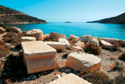 Η παραλία του Αιγαίου με τα ερείπια του αρχαίου λατομείου. Η Πολυνησία της Ελλάδας, με τους λιγοστούς κατοίκους και τον τεράστιο αλιευτικό στόλο