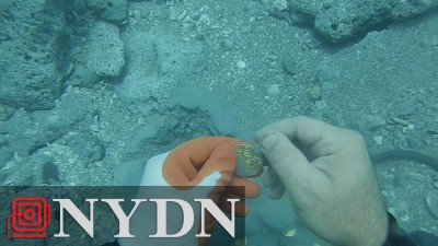 Δύτης βρήκε αμύθητο θησαυρό ενώ εξερευνούσε ναυάγιο στην Φλόριντα και πανηγυρίζει στον βυθό (βίντεο)