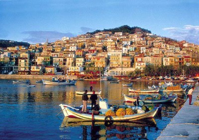 Ποια είναι η “πρωτεύουσα του ούζου” στην Ελλάδα. Η γραφική κωμόπολη με τα παλιά αρχοντικά, τα στενά καλντερίμια και φυσικά…το μουσείο του ούζου