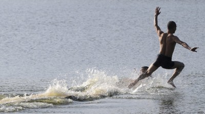 Ο μοχανός Σαολίν που “τρέχει” πάνω στην επιφάνεια της λίμνης! Κατάφερε να διασχίσει 125 μέτρα και ξεπέρασε προηγούμενο προσωπικό ρεκόρ