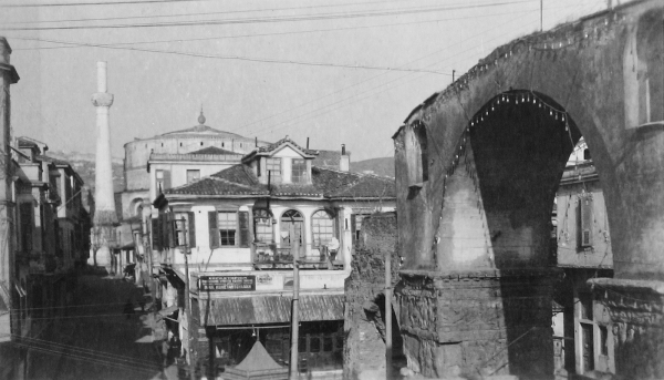 Η Καμάρα στολισμένη, με φόντο τη Ροτόντα, το 1928.