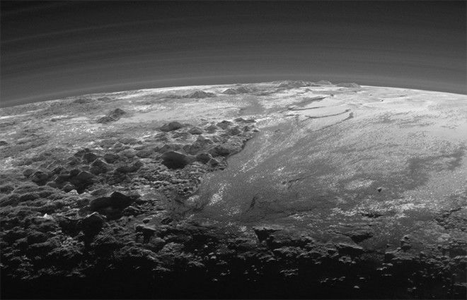 Το ‘γήινο’ πρόσωπο του Πλούτωνα. Οροσειρές, ομίχλη, παγετώνες και ένα θεαματικό ηλιοβασίλεμα