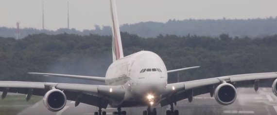 Προσγείωση που κόβει την ανάσα. Το τεράστιο Airbus παρασύρεται από τον δυνατό αέρα και ακουμπάει …στις μύτες (βίντεο)