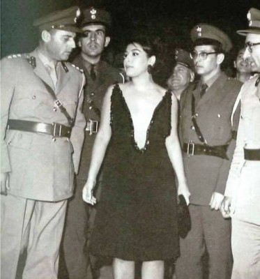 Το τολμηρό «φόρεμα τόπλες» παραλίγο να στείλει την Ελένη Ανουσάκη στο κρατητήριο. Η αστυνομία της απαγόρευσε την είσοδο στο Φεστιβάλ Κινηματογράφου, με τη δικαιολογία της προσβολής της δημοσίας αιδούς