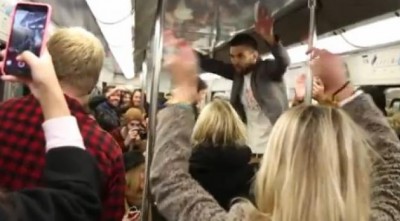 Το κοινωνικό πείραμα με έναν άνδρα που καλεί τους επιβάτες του μετρό να αλλάξουν διάθεση. Μέσα σε δύο ώρες έκανε 127 να χορέψουν και 545 να χαμογελάσουν (βίντεο)