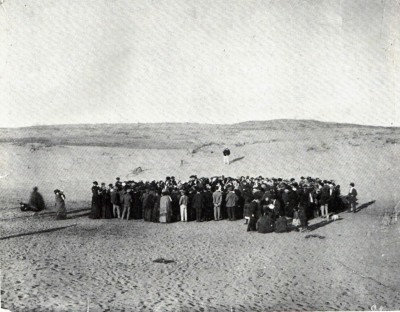 Το 1909 εξήντα έξι οικογένειες μαζεύτηκαν στη μέση της έρημου για να κληρώσουν οικόπεδα. Σήμερα η τοποθεσία είναι κεντρική λεωφόρος μιας διάσημης πόλης
