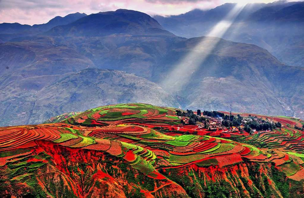 Η εκθαμβωτική “Κόκκινη Γη” της Κίνας αποτελείται από χωριά δίχως όνομα. Τα “ανακάλυψαν” πρώτα οι φωτογράφοι και επειδή είναι πολύ μικρά τους έβαλαν αριθμούς για να τα ξεχωρίζουν!