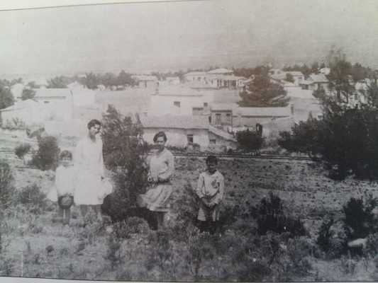 Φωτογραφία του 1930 στην Νέα Ερυθραία από την σημερινή πλατεία Διλβόη.Σε πρώτο πλάνο οι γραμμές του Θηρίου(το βαγονέτο πού κατέβαζε τα μάρμαρα από τον Διόνυσο ως το Στροφύλι,περνώντας από τις σημερινές οδούς Ρόδων,Γ.Παπανδρέου καί Στροφυλίου. Αριστερά φαίνονται τα σπίτια του μπάρμπα Χατζή(Δαλακλή),του Ανδρέα Τζανή,της Κουνέλαινας,του Βάθη και άλλα,καθώς και οδρόμος της αγοράς,δηλαδή η τωρινή Ελ.Βενιζέλου.