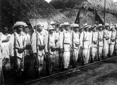 Insurgent_soldiers_in_the_Philippines_1899