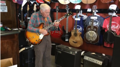 Ένας 81χρονος ζήτησε να δοκιμάσει μια κιθάρα και άφησε άφωνο όλο το κατάστημα!  Έπαιξε το “Besame Mucho” και έγινε ο πιο διάσημος παππούς με περισσότερες από 2 εκατομμύρια προβολές στο διαδίκτυο (βίντεο)