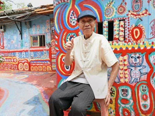 Το “ζωγραφισμένο” χωριό. Ένας 90χρονος το ζωγράφισε στο χέρι, με χαρούμενα σχέδια και έντονα χρώματα, για να το διατηρήσει ανέπαφο από την αλλοίωση του σύγχρονου πολιτισμού. Και τα κατάφερε
