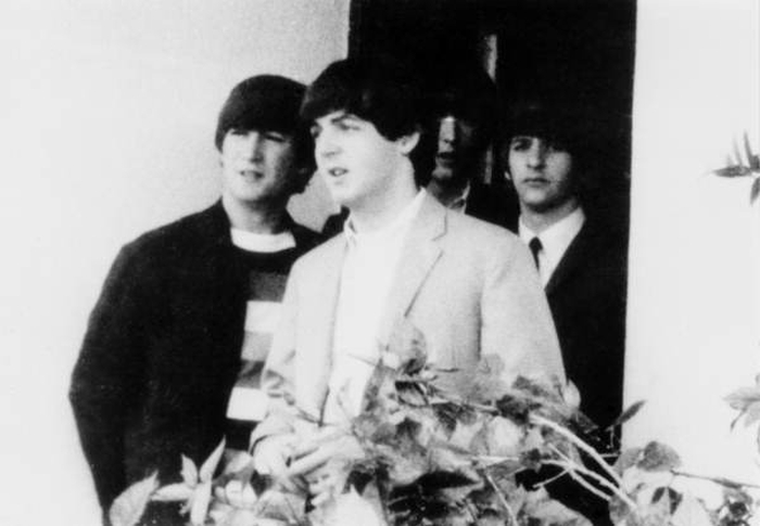 “Είχαμε πολλές διαφωνίες, αλλά πιθανότατα θα γέλαγες αν ήσουν εδώ σήμερα”. Ο Paul McCartney ανεβάζει στο διαδίκτυο ένα βίντεο ως φόρο τιμής για τον John Lennon. Αν ζούσε θα γιόρταζε τα 75α γενέθλιά του