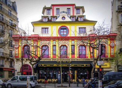 Bataclan. Το θέατρο που πήρε το όνομα του από οπερέτα του Όφενμπαχ και αρχικά ήταν μουσικό καφενείο σε σχήμα παγόδας. Εδώ, το 1972, οι Lou Reed, John Cale και Nico τραγούδησαν το θρυλικό “Waiting for the man” (βίντεο)