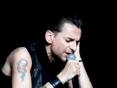 Ντέιβ Γκάχαν, ο τραγουδιστής των Depeche Mode, κόντεψε να πεθάνει τέσσερις φορές. Υπήρξε κλέφτης και “πρεζάκι”. Τον έσωσε η Ελληνίδα σύζυγός του. Από τα ατελείωτα όργια, στην ορθοδοξία