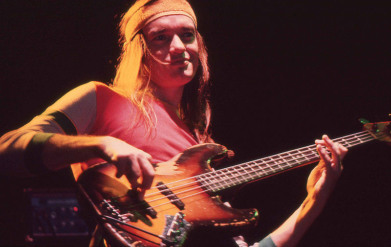 Jaco Pastorius. Δημιούργησε το πρώτο μπάσο χωρίς τάστα. Το ονόμασε Bass of Doom και κατέρρευσε όταν το έχασε. Έπασχε από μανιοκατάθλιψη και πέθανε μετά από ξυλοδαρμό σε νυχτερινό μαγαζί