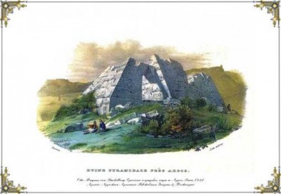 Οι πυραμίδες στην Ελλάδα. Τα εντυπωσιακά μνημεία θεωρούνται τα αρχαιότερα της Ευρώπης και αναφέρονται στα έργα του Παυσανία. Γιατί τις έχτιζαν και που βρίσκεται η μεγαλύτερη πυραμίδα στην Ελλάδα