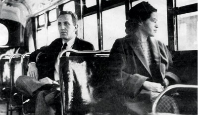 Ρόζα Παρκς, η γενναία αφροαμερικανίδα που δεν σηκώθηκε για να καθίσει στη θέση της ένας λευκός και συνελήφθη. Ακολούθησε μποϊκοτάζ στα λεωφορεία που “γονάτισε” τις μεταφορές