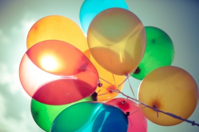 Πώς φτιάχτηκε το πρώτο μπαλόνι. Η ιστορία του πιο πολύχρωμου αξεσουάρ των παιδικών χρόνων. Η χρήση του δεν ήταν πάντα διακοσμητική (βίντεο)