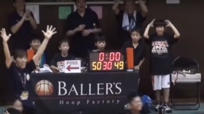 Αδιανόητη φάση σε παιδικό πρωτάθλημα μπάσκετ. Σε 2 δευτερόλεπτα μπήκαν 5 πόντοι και άλλαξε χέρια το ροζ φύλλο αγώνα που παίρνει ο νικητής (βίντεο)