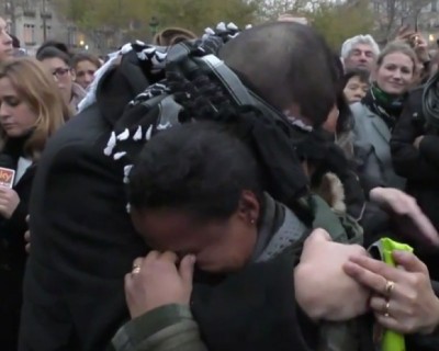 Θα αγκάλιαζες έναν άγνωστο μουσουλμάνο στη μέση του δρόμου; Αυτός σε αγκαλιάζει… Ένα συγκινητικό βίντεο από την καρδιά του τρομαγμένου Παρισιού, που γυρίζει την πλάτη στο θρησκευτικό μίσος