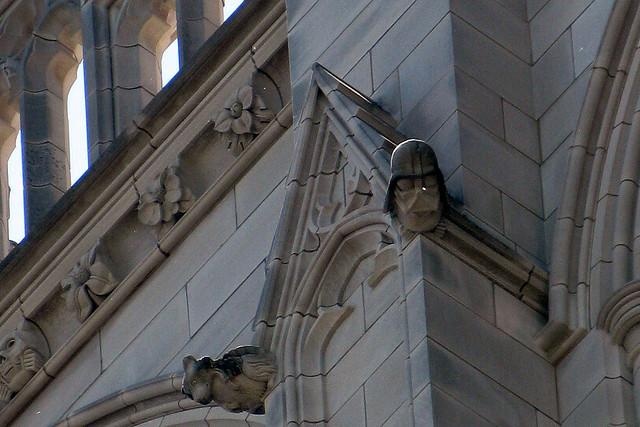 Τι κάνει ο Darth Vader από το Star Wars, στον καθεδρικό ναό της Ουάσινγκτον; (δεν είναι troll)