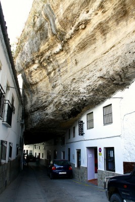 Η εντυπωσιακή ισπανική πόλη που “σηκώνει” κυριολεκτικά το βάρος θεόρατων διαβρωμένων βράχων. Οι κάτοικοί δεν την εγκατέλειψαν και αποτελεί ένα από τα πιο θεαματικά τουριστικά αξιοθέατα παγκοσμίως (φωτό & βίντεο)