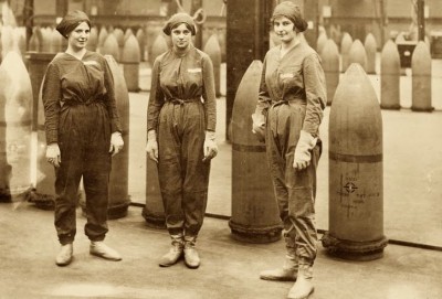 “Τα Καναρινί Κορίτσια”. Γιατί οι γυναίκες που εργάζονταν σε εργοστάσια πυρομαχικών, γεννούσαν κίτρινα μωρά. Οι παρενέργειες του εκρηκτικού ΤΝΤ στους ενήλικες και γιατί τα βρέφη επιβίωναν (φωτο & βίντεο)