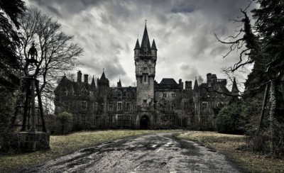 Το κάστρο Μιράντα στο Βέλγιο επισκέπτονται κυνηγοί φαντασμάτων, πιστεύοντας ότι είναι στοιχειωμένο. Ανήκε σε αριστοκράτες, καταλήφθηκε από τους Ναζί και αργότερα, έγινε άσυλο άρρωστων παιδιών