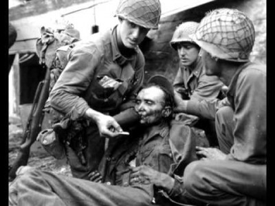 Αμερικανός στρατιώτης περιποιείται τον Γερμανό αιχμάλωτο. Στημένη φωτογραφία ή μια ανθρώπινη στιγμή στον εφιάλτη του πολέμου;