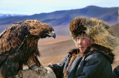 Η φυλή της Μογγολίας που ζει με λύκους, τάρανδους και άγριους αετούς. Την ανέφερε ο Πίνδαρος και ο Ηρόδοτος ως Υπερβορεία “εκεί που ο ήλιος πάντα λάμπει και οι άνθρωποι δεν γερνούν ποτέ” (βίντεο)