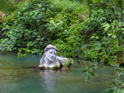 Το παράδοξο μαντείο της αρχαιότητας στην Έρκυνα, το θηλυκό ποτάμι της Λιβαδειάς. Οι επισκέπτες έπιναν το νερό της Λήθης για να ξεχάσουν και μετά το νερό της Μνήμης για να θυμηθούν όσα άκουγαν στη σπηλιά