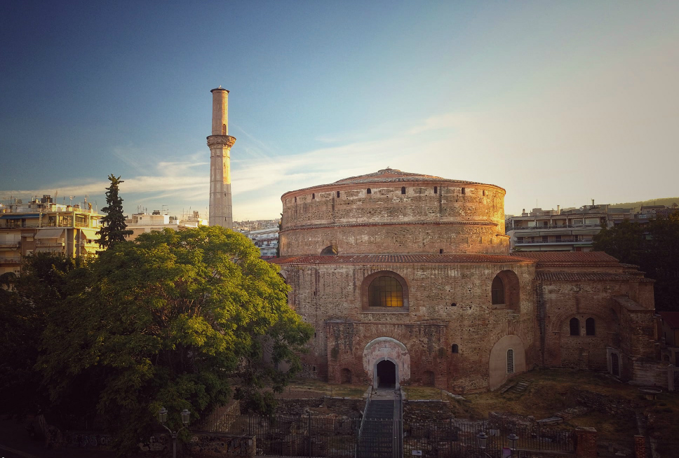 Ροτόντα. Δείτε από ψηλά το μεγαλοπρεπές μνημείο της Θεσσαλονίκης που υπήρξε ναός τριών θρησκειών. Γιατί θεωρείται “δίδυμο” με το Πάνθεον της Ρώμης