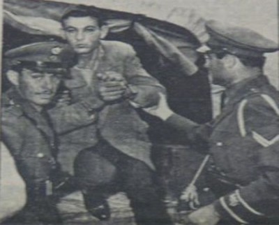 ’59. Έγκλημα στα Σπάτα. Η δολοφονία του πλούσιου μετανάστη. Ο δράστης σκότωσε και τον κωφάλαλο συνεργό του για να πάρει το μερίδιό του. Οι εφημερίδες τον χαρακτήρισαν “O δολοφόνος με τα ψυχρά μάτια”