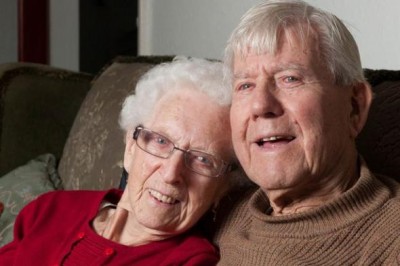“Τρυφερότητα, ευγένεια, συντροφικότητα”. Οι χάρες της 96χρονης που έκαναν τον  91χρονο σύντροφό της να τη ζητήσει σε γάμο. Είχαν πολεμήσει και οι δύο στο β΄ παγκ. πόλεμο και γνωρίστηκαν σε ένα χορό