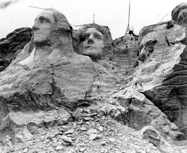 Tο βουνό των Προέδρων. Οι αμερικανοί πρόεδροι λαξεύτηκαν στο όρος Ράσμορ από 400 εργάτες που δούλεψαν 14 χρόνια. Δεν έγινε ούτε ένα εργατικό ατύχημα, αλλά τελικά εξαιτίας του πέθαναν δεκάδες εργάτες!