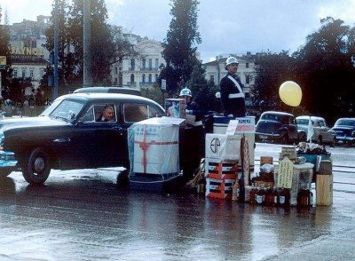 Τα γιορτινά δώρα των τροχονόμων μπροστά στα περίφημα “βαρέλια”. Ο κόσμος άφηνε από κρασιά και πατάτες μέχρι θερμοσίφωνες! Πώς ξεκίνησε το έθιμο όταν ο Βασιλιάς σταμάτησε μπροστά σε έναν τροχονόμο στην Ρηγίλλης (βίντεο)