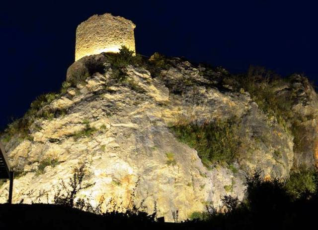 Το κάστρο της Υπάτης οχυρώθηκε από τον Ιουστινιανό και έζησε θρυλικές πολιορκίες από Σταυροφόρους, Βυζαντινούς και Οθωμανούς. Γιατί ο σημερινός βασιλιάς της Ισπανίας οφείλει τον τίτλο του στην περιοχή