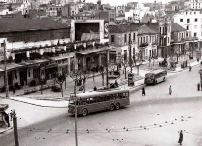 Που βρίσκεται ο “διπλός” κινηματογράφος με το νυφοπάζαρο που έγραψε ιστορία στην Αθήνα; Λειτουργεί ανελλιπώς από το 1925 με θερινή και χειμερινή αίθουσα. Έφτασε να κόβει 5 χιλιάδες εισιτήρια την ημέρα!