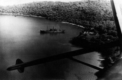 Φωτογραφικά ντοκουμέντα από αεροπορική επιδρομή των Ιταλών και τη βύθιση των πλοίων “Σουζάνα” και “Προύσα” στην Κέρκυρα το 1941. Ο ιταλός σμηναγός χτυπούσε τα πλοία με κάθετη εφόρμηση
