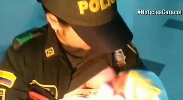 Γυναίκα αστυνομικός βρήκε και θήλασε νεογέννητο που το είχαν εγκαταλείψει και του έσωσε τη ζωή.  Το μωρό είχε υποθερμία και δεν θα άντεχε (φωτο & βίντεο)