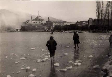 Η λίμνη Παμβώτιδα παγωμένη τη δεκαετία του 1930